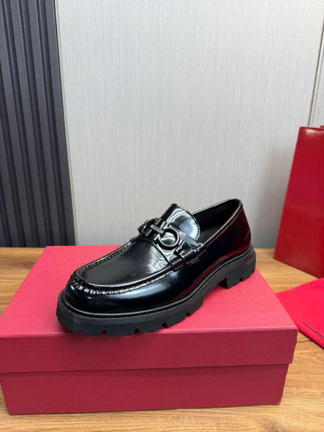 Men's shoes 💰880💰 Ferragamo. [Ferragamo] men's thick-soled loafers, the latest hot style, 1:1 original purchase quality, top quality, imported open-edge beaded cowhide leather on the upper, hand-made three-dimensional stitching highlights the round toe design, the inner foot pads are all imported cowhide, with original lightweight foam outsole, matching code 39-44, (38, 45 custom-made, non-refundable)